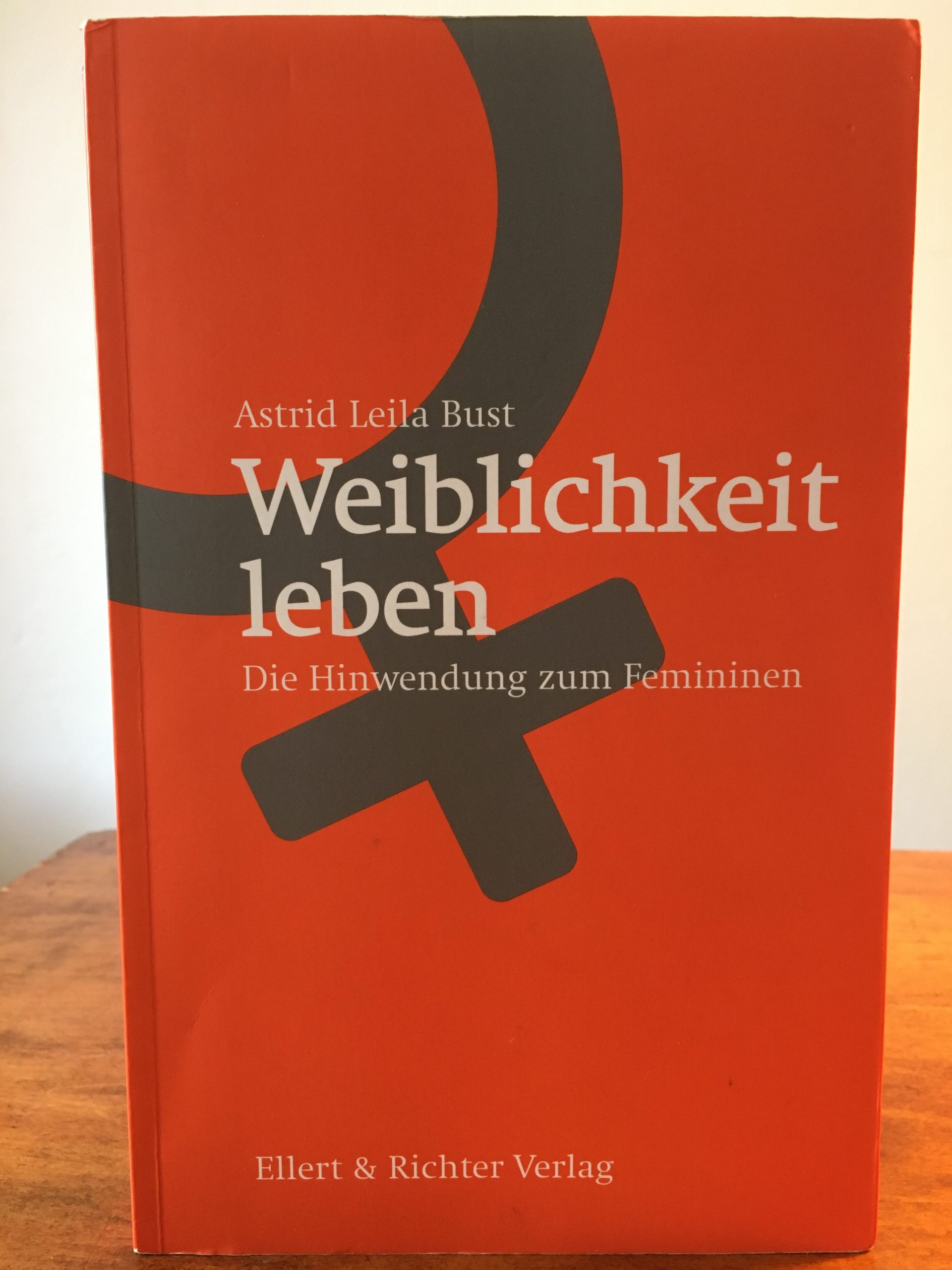 Weiblichkeit leben- Hinwendung zum Femininen (Astrid Leila Bust)